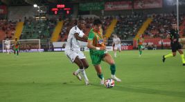 Alanyaspor, Beşiktaş’ı 2-0 mağlup ederek Sergen Yalçın’la ilk sınavda galibiyete uzandı.