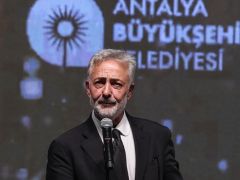 Mehmet Aslantuğ, Psikolog Sevgilisi Canan Şahin’le İlk Kez Yan Yana Görüntülendi