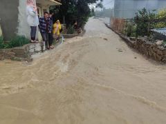 Alanya’da Sağanak Yağış Sonrası Yollar Göle Döndü, İşyerlerini Su Bastı