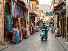 ALANYA ÇARŞISI’NDA ‘SESSİZ’ SAVAŞ: MOTOR SESİ Mİ, PEDAL GÜCÜ MÜ?